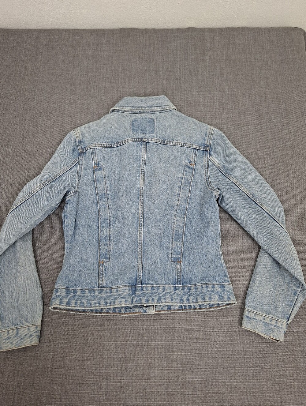 Guess 100% Cotton Light Wash Classic Denim Button Down Jean Jacket. Medium - Picture 3 of 8